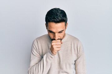 Obraz premium Young hispanic man wearing casual clothes feeling unwell and coughing as symptom for cold or bronchitis. health care concept.