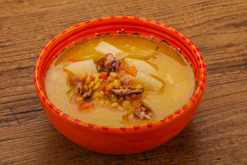 Pea soup with smoked ribs