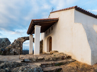Una iglesia católica con muros encalados y tejadillo de entrada en el Parque Nacional de Monfragüe, España