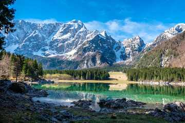 Obraz na płótnie Canvas Spring morning at the alpine lake