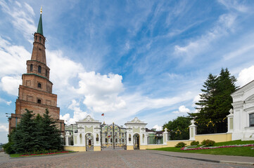 Fototapeta na wymiar Leaning Tower Syuyumbike and The Governor's/Presidential palace in the Kazan Kremlin