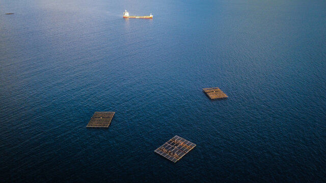 Barco en el mar entre bateas en Galicia