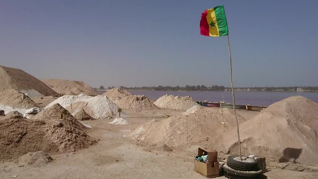 tas de sel au lac rose ou lac Retba au S&eacute;n&eacute;gal