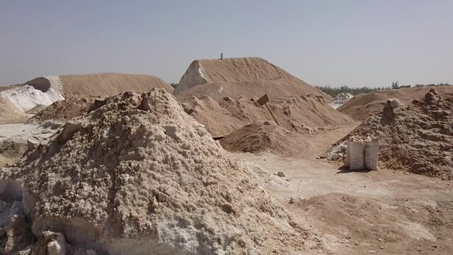 tas de sel au lac rose ou lac Retba au S&eacute;n&eacute;gal