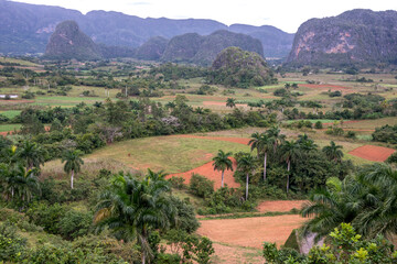 Paisaje con monta&ntilde;as en el Valle de Vi&ntilde;ales, en la isla de Cuba
