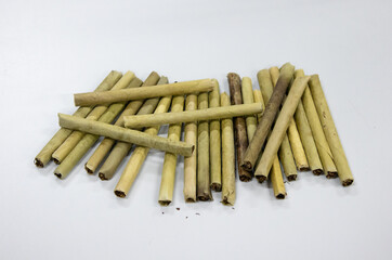 a cigar, which is made from tobacco leaves and is entirely made of tobacco,  handmade cigarettes.