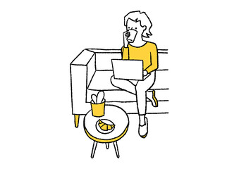 ソファに座ってコーヒーを飲んでいる女性