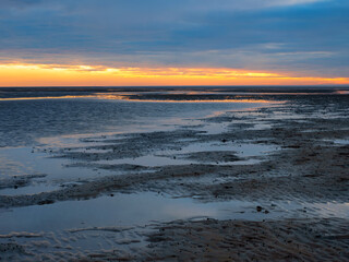 Sonnenuntergang im Niedersächsischen Wattenmeer vor Cuxhaven Sahlenburg bei Ebbe, Deutschland