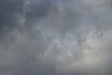 Sturm und Regen Wolken bei markantem Wetter mit entsprechender Vorhersage mit viel grauem und ein wenig blauem Himmel