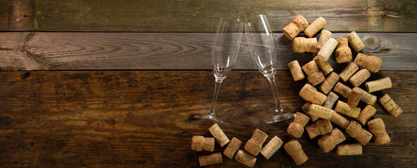 Kieliszki do wina i korki od wina na tle starych drewnianych desek