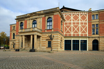 Bayreuth und seine Festspiele sind beruehmt. Festival Haus, Bayern, Deutschland, Europa  --  
Bayreuth and its festival are famous. Festival House, Bavaria, Germany, Europe