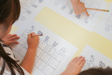 幼稚園で勉強をする子どもたち
