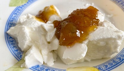 Faisselle à la confiture dans une assiette 