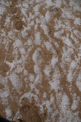 Spuren am feinsandigen Ostseestrand auf Usedom mit Schnee im Winter 