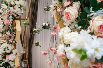 Original wedding floral decoration in the form of mini-vases