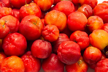Monte de acerolas maduras, empilhadas.