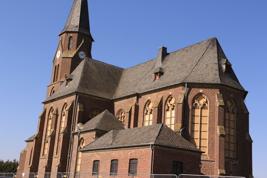 Blick auf die ehemalige Pfarrkirche von Manheim in der Abbruchzone des Tagebaus Hambach im Rheinland