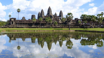 Fototapeta na wymiar Angkor Wat spiegelt sich im Wasser, Kambodscha