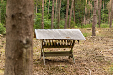 Überdachte Futterstelle für Wildtiere im Wald