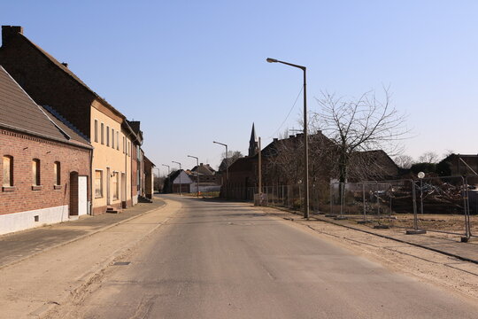 Ein Teil der letzten H&auml;user in dem verlassenen Dorf Manheim in der Abbauzone des Tagebaus Hambach in Nordrhein-Westfalen