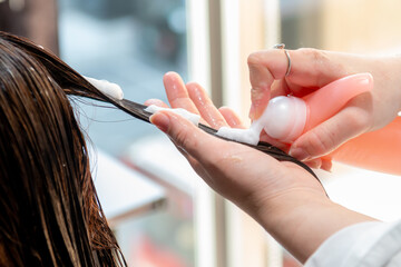 美容室でのヘアケア　トリートメント　カラーリング