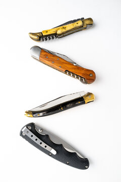 quatre couteaux de poche sur fond blanc