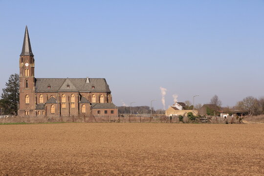 Blick auf den verlassenen Ort Manheim in der Abbauzone des Tagebaus Hambach in Nordrhein-Westfalen