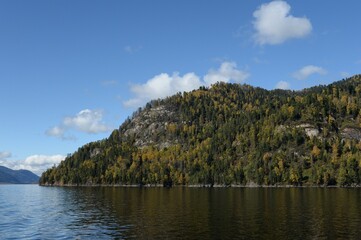 Obraz premium Autumn on Lake Teletskoye. Altai Republic. Western Siberia