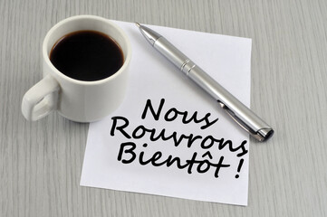 Concept de réouverture des bars avec une tasse de café et un texte