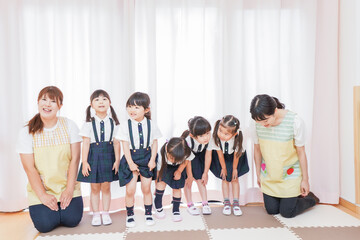Fototapeta premium 発表会の練習をする子どもたちと保育士