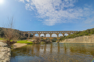 Fototapeta na wymiar Pont du Gard et reflet.