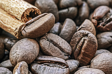 Obraz premium detailed texture macro photography of roasted coffee beans with cinnamon, close-up