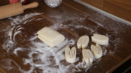Blätterteig. Backen von Schweinsohren bzw. Palmblätter.