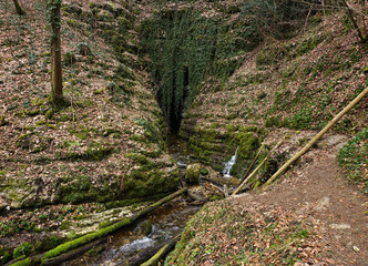Goldloch,  Quelle und Höhle auf der Schwäbischen Alb bei Lenningen-Schlattstall