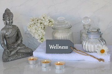 Wellness & Entspannung Buddhafigur mit Kerzen und Fliederblüten