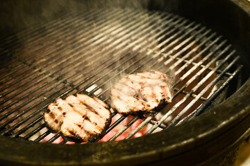 Fry meat, cook delicious meat cutlets on the grill with fire