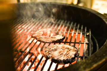 Fry meat, cook delicious meat cutlets on the grill with fire