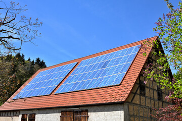 Solarkollektoren auf rotem Scheunendach