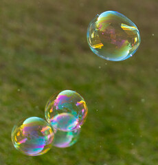 Seifenblasen fliegen in der Luft