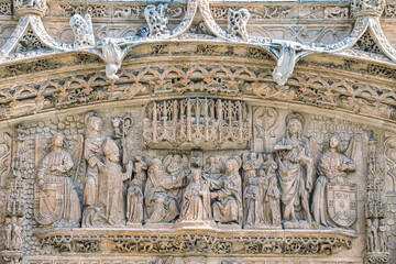 Detalle escultura religiosa y coronación en fachada iglesia conventual de San Pablo en Valladolid
