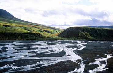  Fluss im herbstlichen  Denali Nationalpark, Alaska- Der Park wird jedes Jahr von tausenden von Touristen besucht.