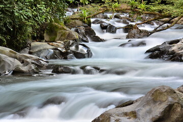 Paisajes y rincones del rio Burío, a su paso por la ciudad de La Fortuna, a los pies del volcán Arenal, en el norte de Costa Rica
