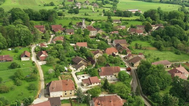 Village de Molamboz dans le Jura film&eacute; par un drone.
