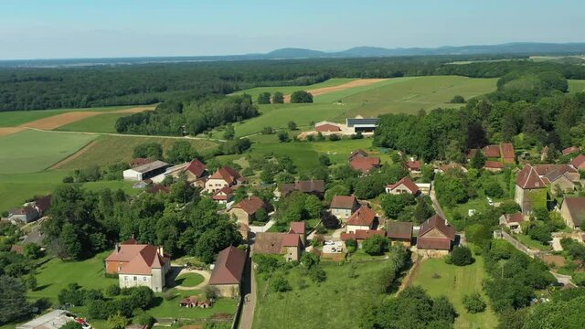 Village de Molamboz dans le Jura film&eacute; par un drone