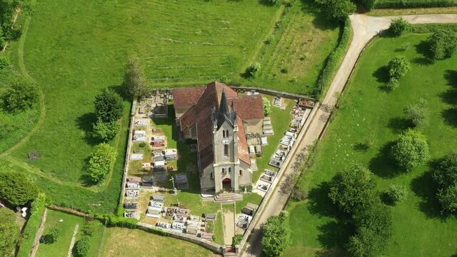 Eglise de Molamboz dans le Jura film&eacute; par un drone