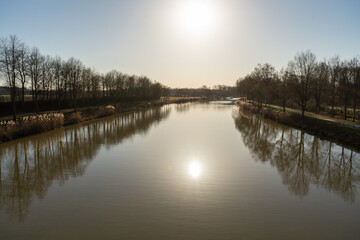 Wasserkanal im Frühling, Schiff, Wassertransport 