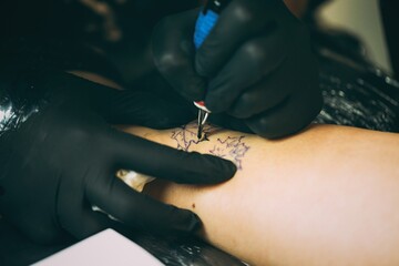 Haciendo tatuajes, piercing y dibujando tatuajes