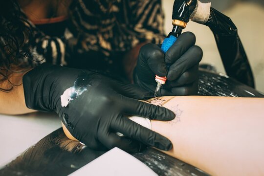 Haciendo tatuajes, piercing y dibujando tatuajes