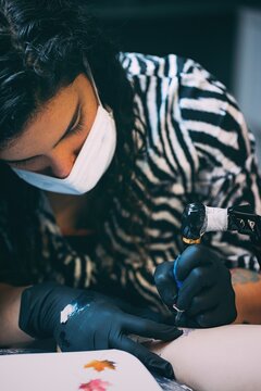 Haciendo tatuajes, piercing y dibujando tatuajes