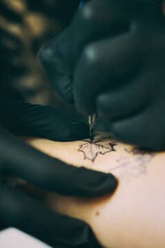 Haciendo tatuajes, piercing y dibujando tatuajes